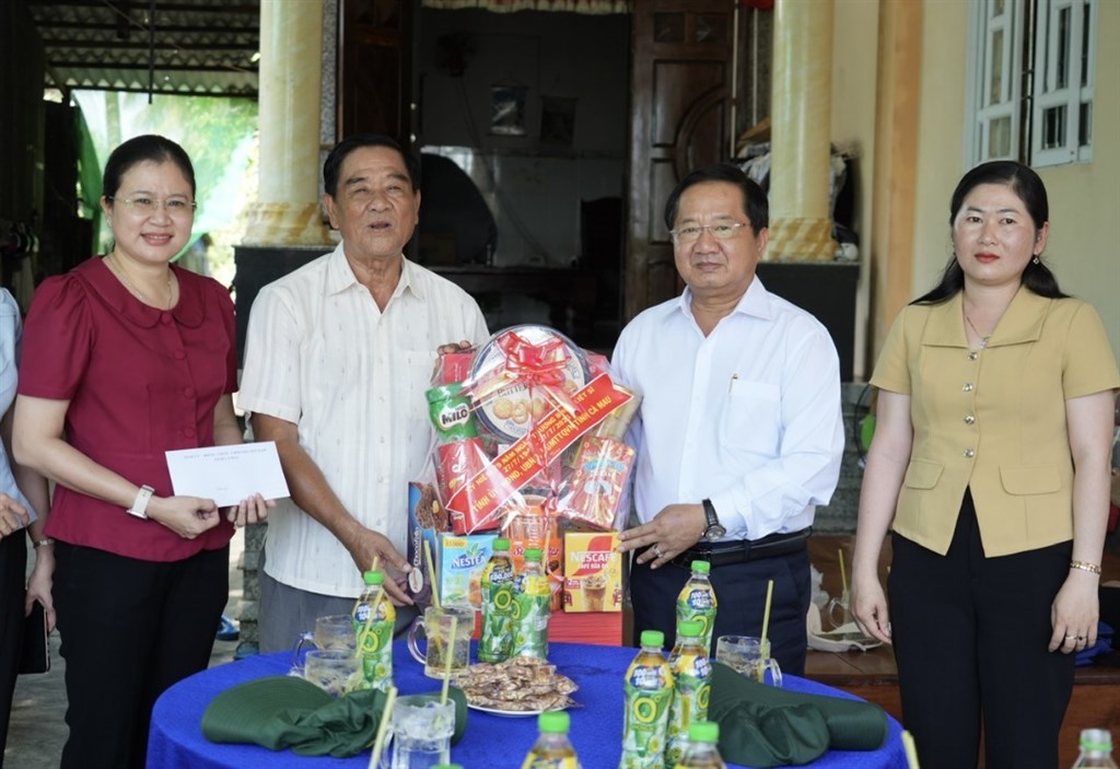 Phó Chủ tịch Thường trực Ủy ban MTTQ Việt Nam tỉnh Lê Thanh Triều  (áo trắng) tặng quà cho thương binh Võ Việt Lâm. Ảnh: Cổng thông tin điện tử Cà Mau.