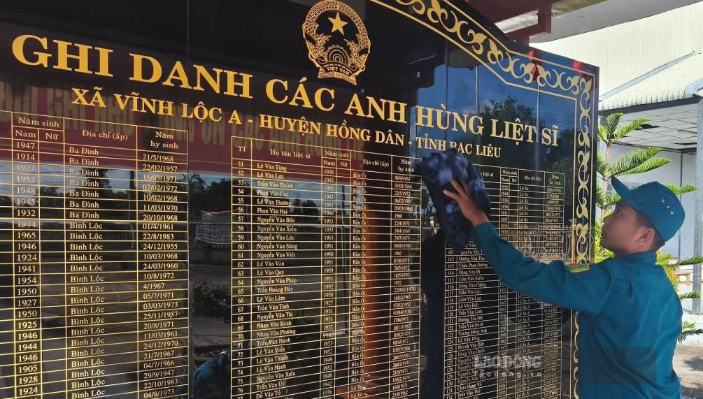 Vệ sinh nơi tượng đại liệt sĩ tại xã Vĩnh Lộc, tỉnh Cà Mau. Ảnh: Nhật Hồ.