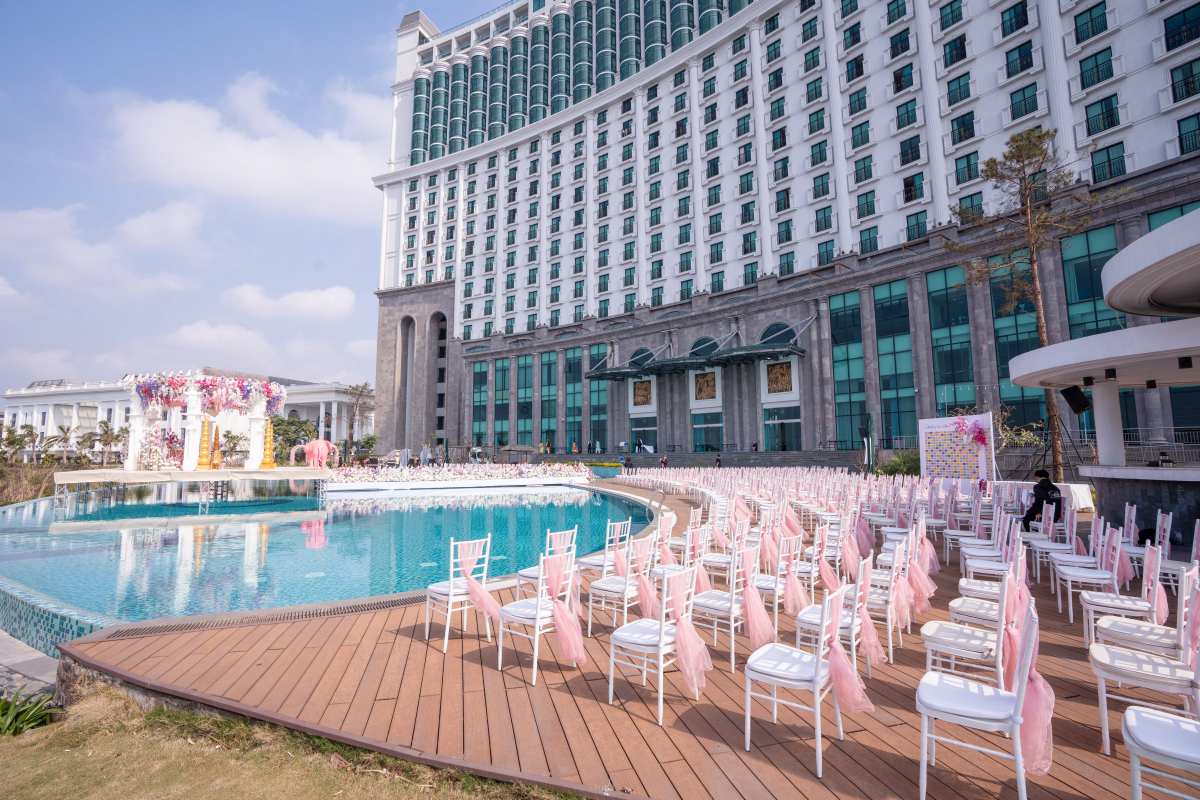 Những sự kiện ngoài trời có khuôn viên lớn hay trung tâm hội nghị sức chứa hàng nghìn người là điểm cộng để tổ chức những lễ cưới linh đình, xa hoa và đông khách. Ảnh: FLC