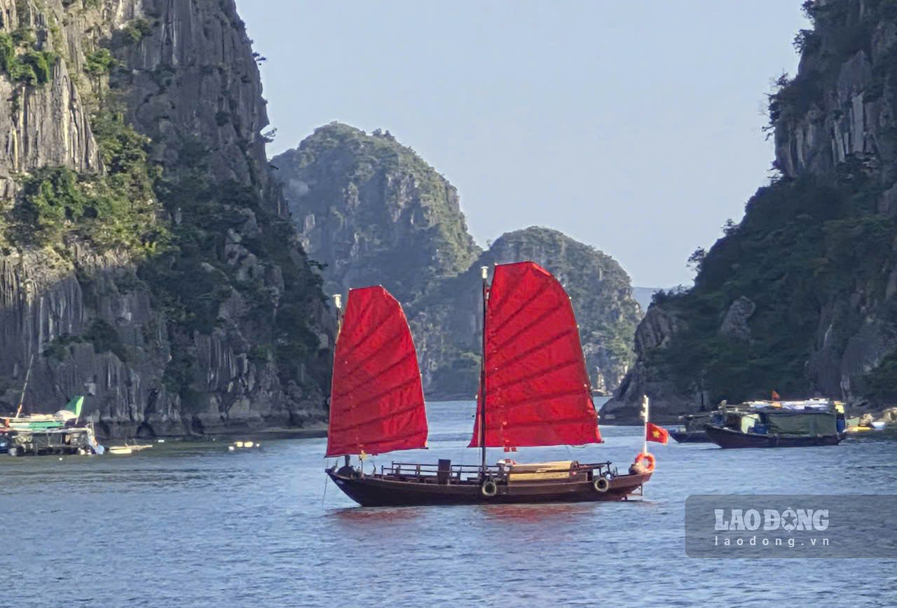 Three-walled sailboat in Ha Long Bay. Photo: Nguyen Hung