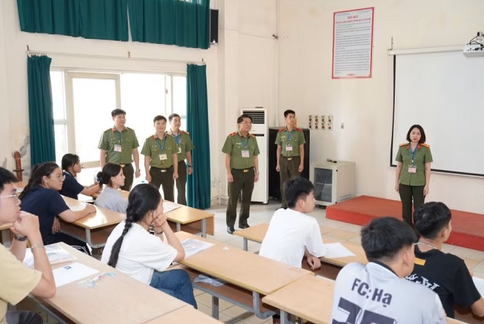 The benchmark score of 8 Police schools for candidates registering for combining graduation exam scores or international foreign language certificates and assessment exams is 70/100. Photo: Electronic Information Portal of the Ministry of Public Security