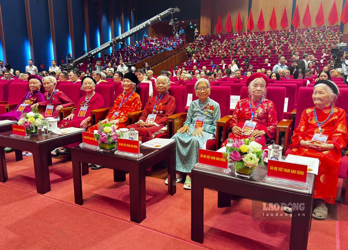 Các Mẹ Việt Nam anh hùng tham dự hội nghị. Ảnh: Duy Tuấn