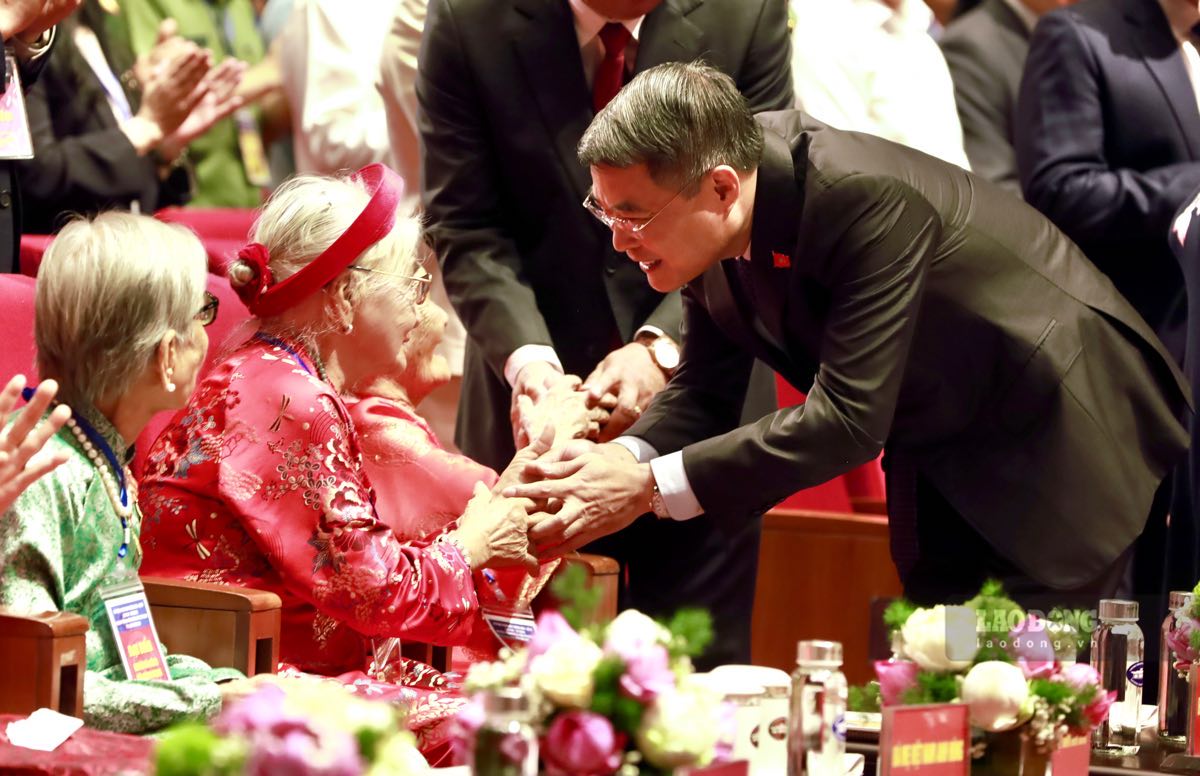 Politburo Member, Prime Minister Le Minh Hung and Vietnamese Heroic Mothers. Photo: Duy Tuan
