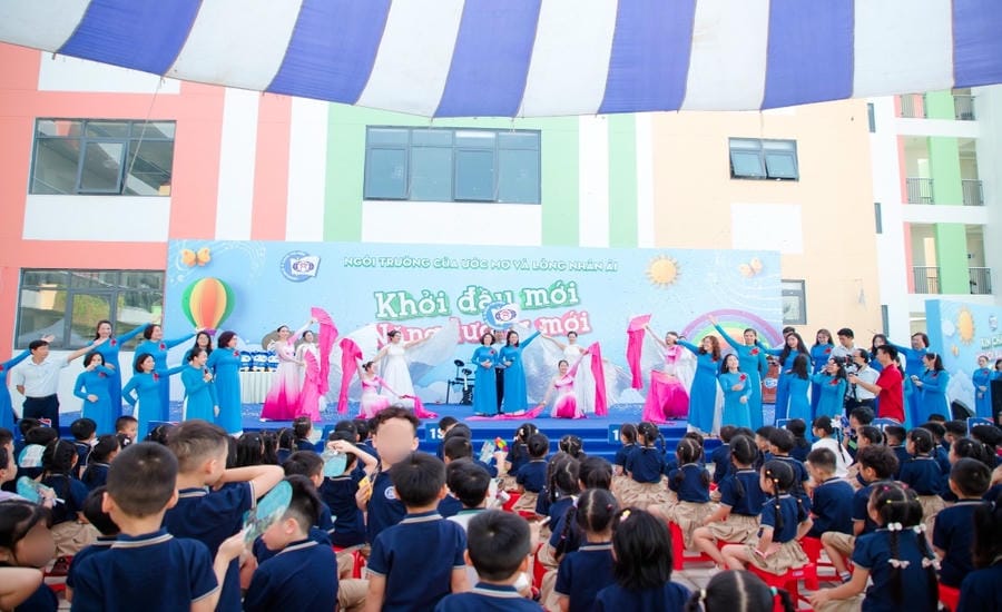 An art performance by teachers of Doan Thi Diem Elementary School - Hanoi. Photo: School website