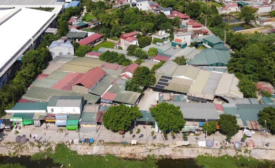 An unlicensed market that has existed for many years in Ha Binh commune, former Ha Trung district, now Hoat Giang commune, Thanh Hoa province. Photo: Quach Du