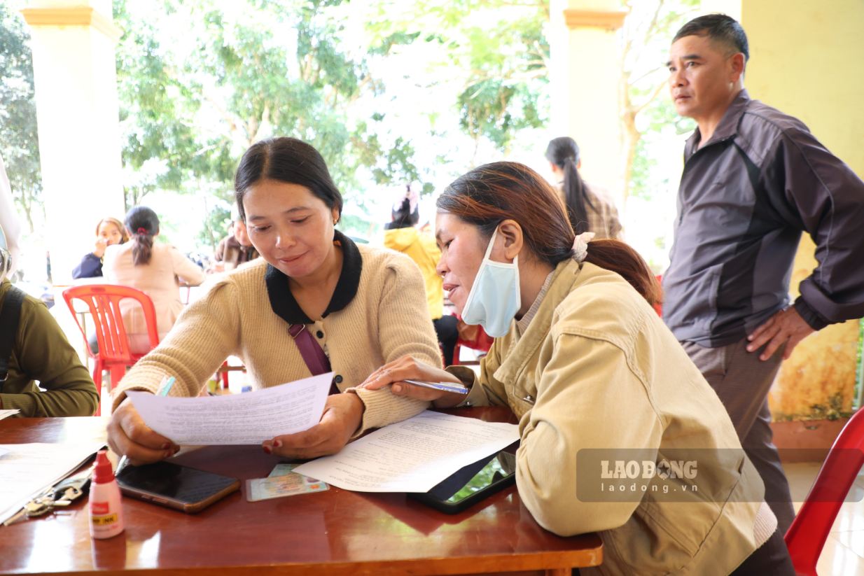 Phụ huynh làm thủ tục đăng ký tuyển sinh cho con em tại trường nội trú liên cấp xã Quảng Trực. Ảnh: Phúc Khánh 