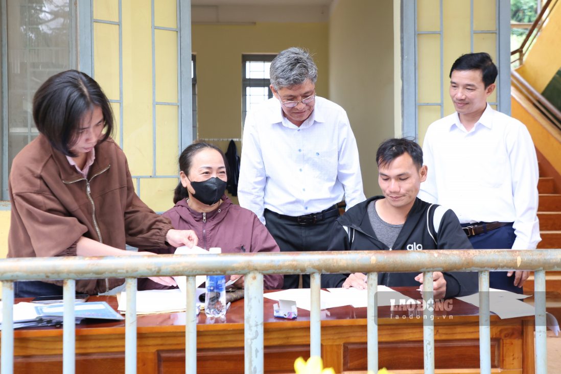 Ông Nguyễn Minh - Phó Chủ tịch UBND tỉnh Lâm Đồng kiểm tra công tác tuyển sinh tại trường nội trú liên cấp xã Quảng Trực. Ảnh: Phúc Khánh 