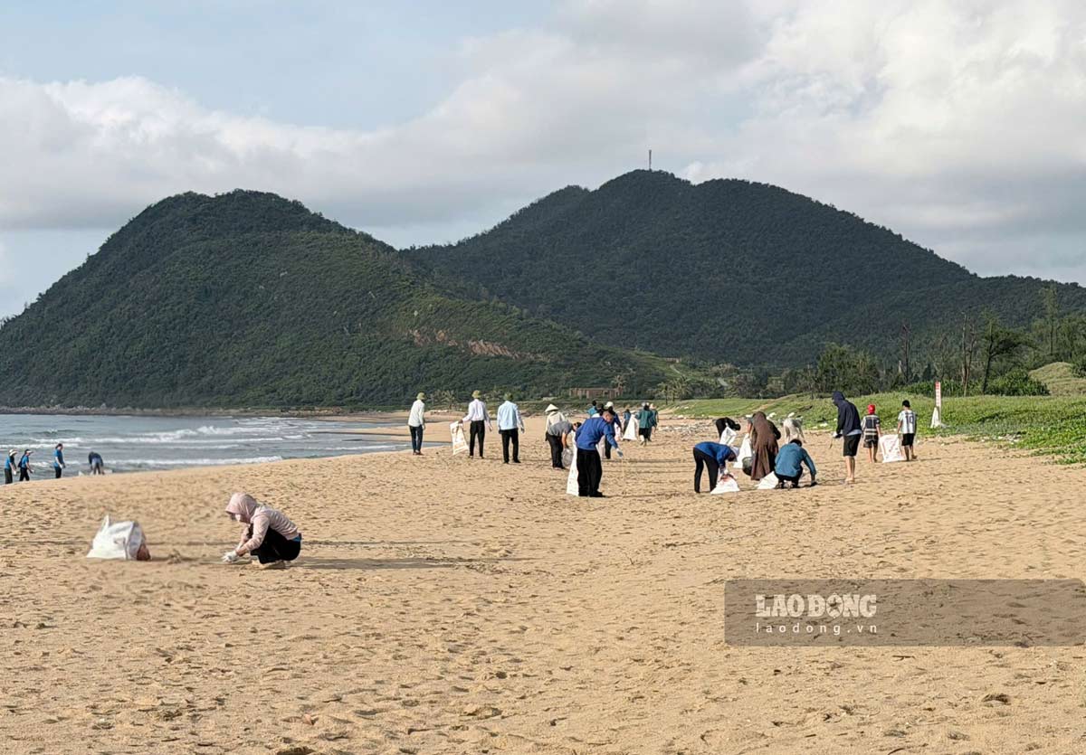 Chương trình ra quân vệ sinh môi trường có khoảng 100 người tham gia. Ảnh: Đoàn Hưng