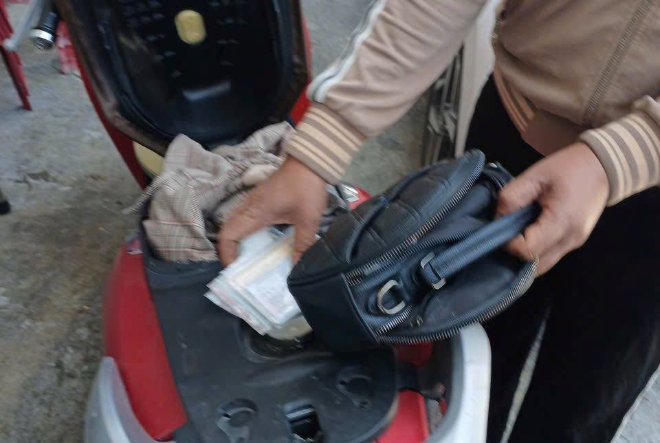 Người phụ nữ mất túi xách trị giá 120 triệu đồng khi quên khóa cốp xe gửi tại bệnh viện. Ảnh: Công an cung cấp