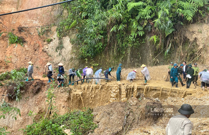 Functional forces and people overcome the consequences caused by floods. Photo: A Lu