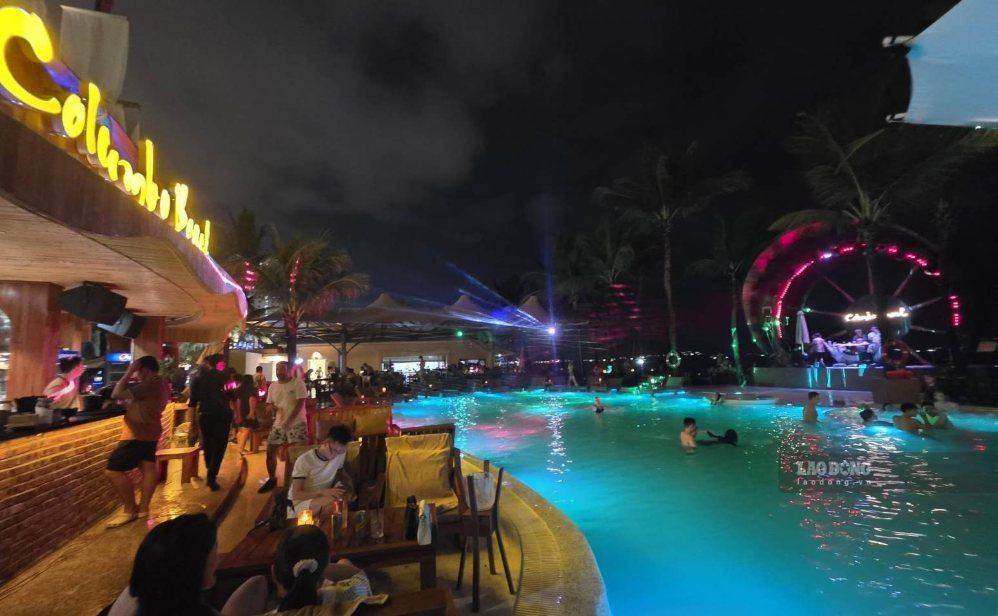 L'espace balnéaire de Mỹ Khê, Đà Nẵng, est animé par de nombreux services culturels et de divertissement, attirant les touristes jour et nuit. Photo: Trà Ban