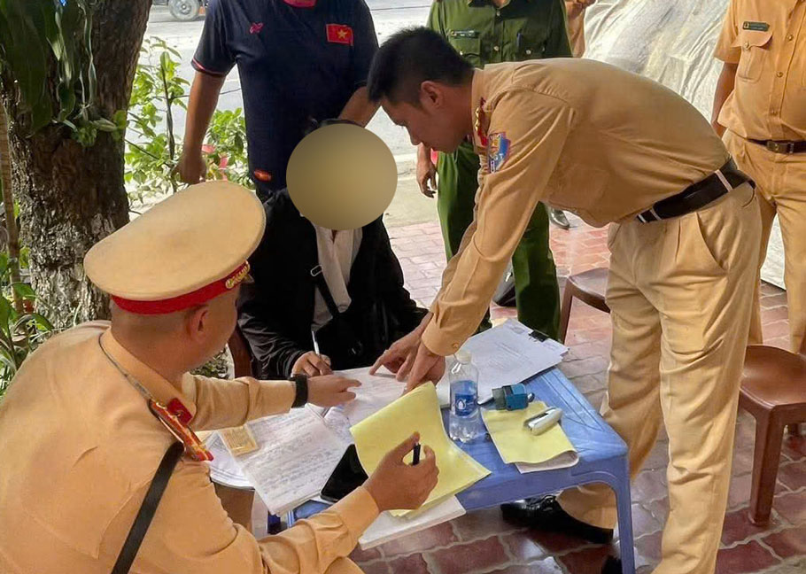 CSGT lập biên bản nam thanh niên điều khiển xe mô tô BKS 21KA-223.xx. Ảnh: CA Lào Cai  