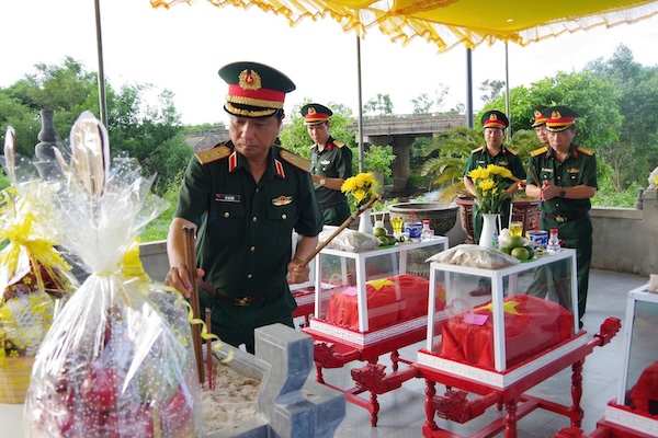 Đoàn công tác Bộ Tư lệnh Quân khu 4 dâng hương tri ân các liệt sĩ vừa được quy tập ở Câu Nhi. Ảnh: Bộ CHQS tỉnh Quảng Trị