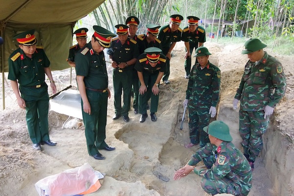 La délégation de travail du commandement de la 4e région militaire inspecte et encourage les forces qui sont en mission de rassemblement des restes de martyrs dans la zone de Câu Nhi. Photo: Commandement militaire provincial de Quảng Trị