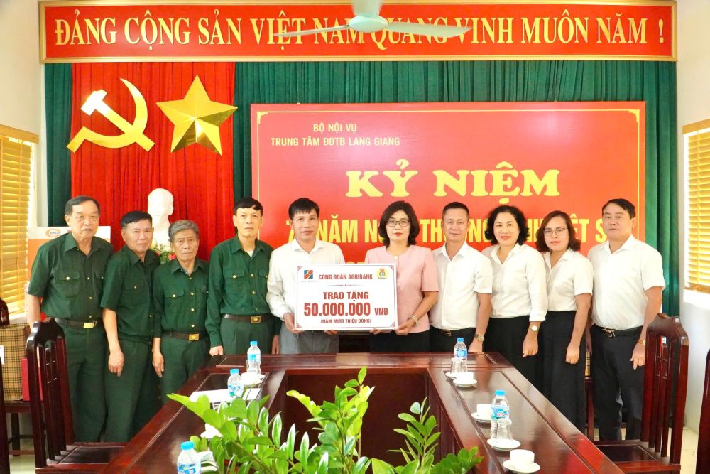 Comrade Tu Thi Kim Thanh - Member of the Member Council, Chairman of Agribank Trade Union presents 50 million VND to Lang Giang War Invalids Nursing Center (Bac Ninh). Photo: Agribank