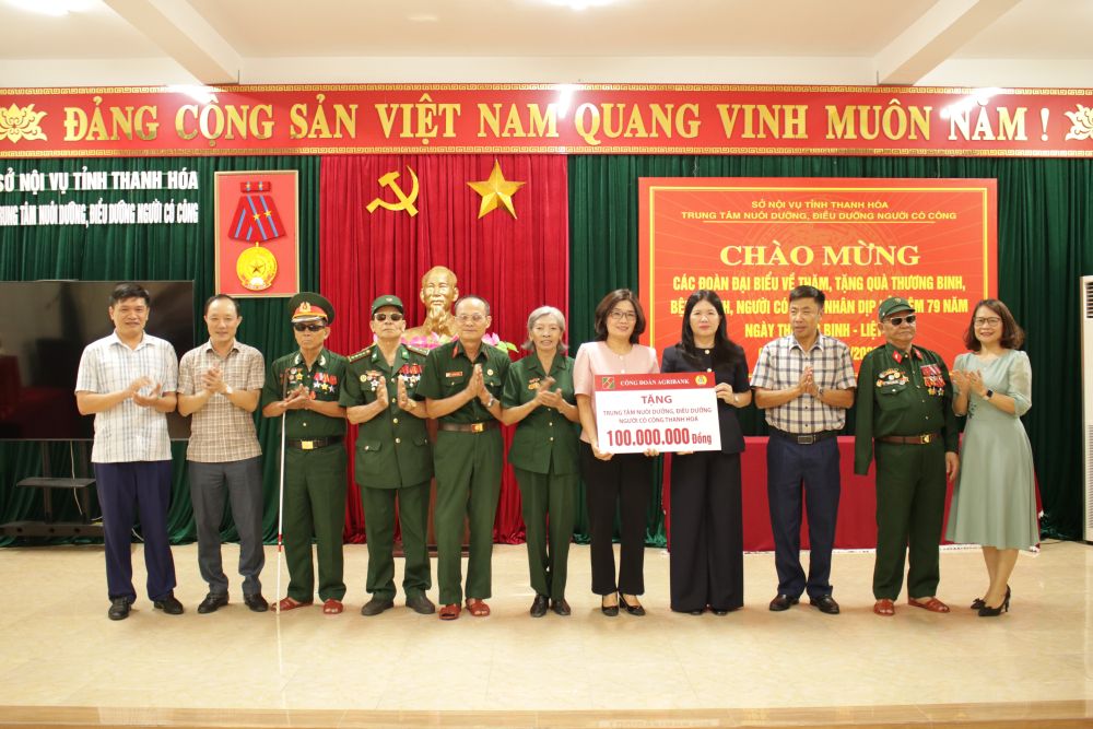 Đồng chí Từ Thị Kim Thanh - Thành viên Hội đồng Thành viên, Chủ tịch Công đoàn Agribank trao tặng 100 triệu đồng cho Trung tâm nuôi dưỡng, điều dưỡng người có công tỉnh Thanh Hóa