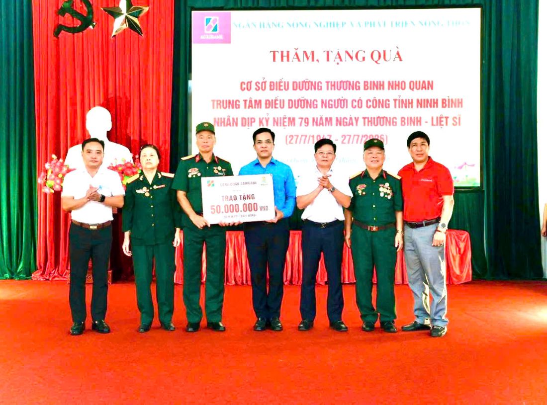 Đồng chí Nguyễn Trung Dũng - Phó Chủ tịch thường trực Công đoàn Agribank trao tặng 50 triệu đồng cho Cơ sở điều dưỡng thương binh Nho Quan Trung tâm điều dưỡng người có công tỉnh Ninh Bình