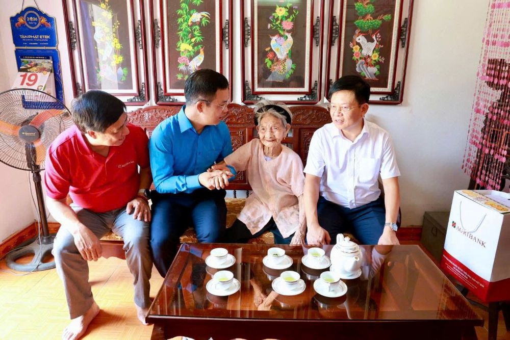 Đồng chí Nguyễn Trung Dũng - Phó Chủ tịch thường trực Công đoàn Agribank và thành viên đoàn công tác thăm hỏi Mẹ Việt Nam anh hùng Nguyễn Thị Ruộng tại tỉnh Ninh Bình