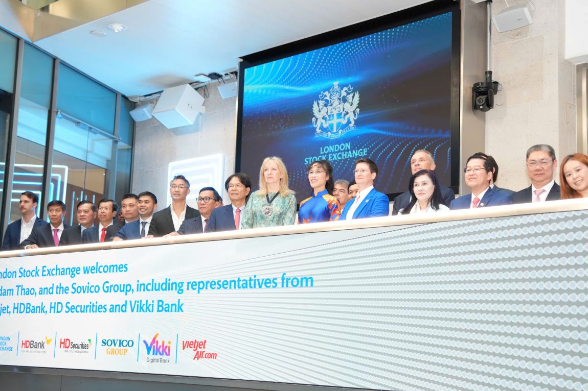Dr. Nguyen Thi Phuong Thao presses the opening button of the London Stock Exchange (LSE) session with the Mayor of the London Financial District – Dame Sue Langley and LSE General Director – Dame Julia Hoggett. Photo: HDBank