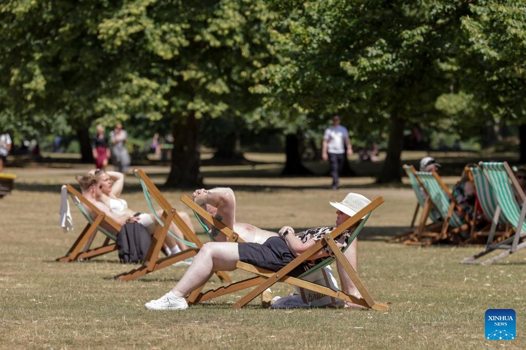 Londoners avoid heat at St James's Park during the record heatwave in England. Photo: Xinhua