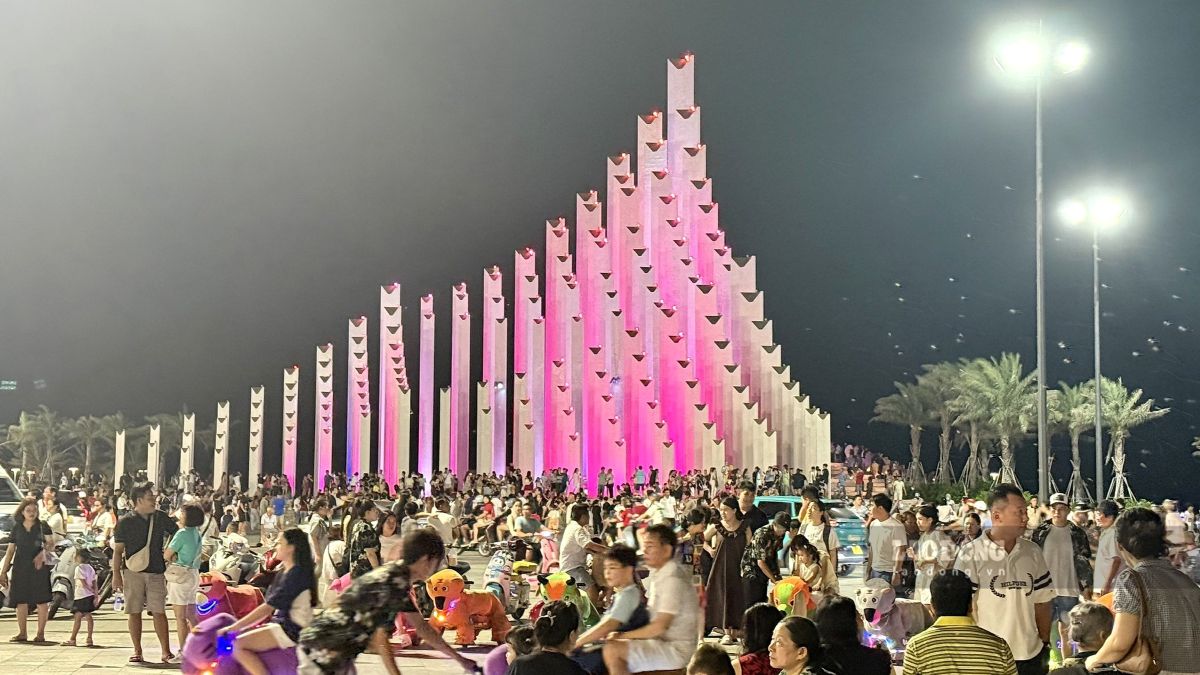 Foule de touristes sur la place Tam Thắng, quartier de Vũng Tàu le soir du 22 juillet. Photo: Thành An