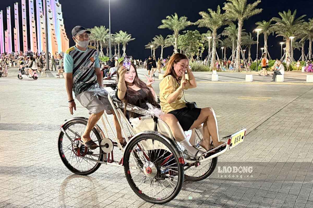 Du khách trải nghiệm dịch vụ xích lô ở Vũng Tàu. Ảnh: Thành An