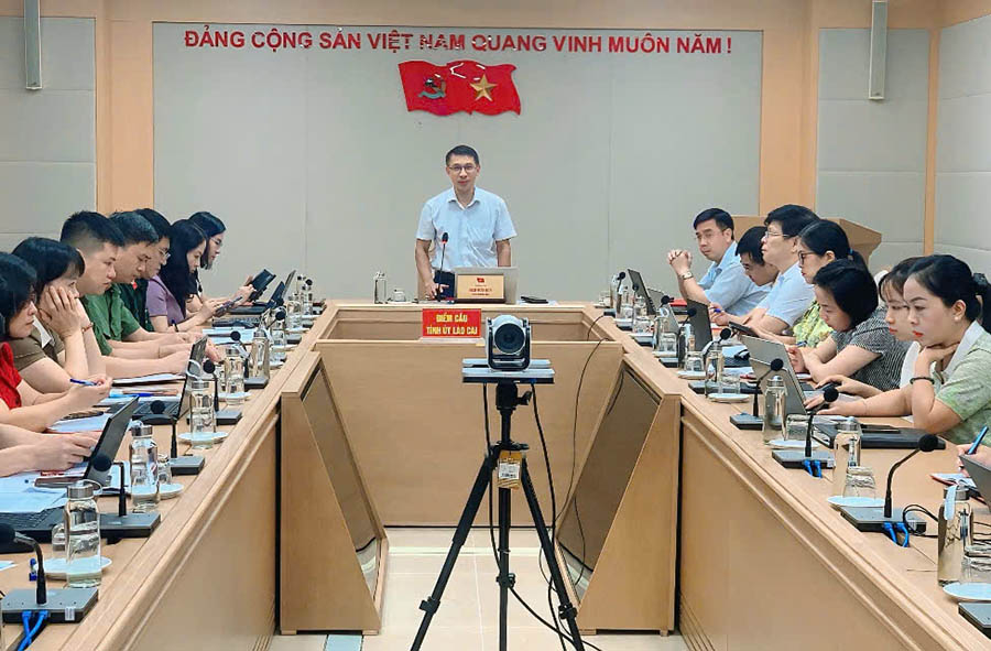 Mr. Ngo Huu Quy, Deputy Head of the Organization Committee of Lao Cai Provincial Party Committee, delivered the opening speech at the training conference at the Lao Cai Provincial Party Committee's bridge point. Photo: Lao Cai Provincial E-Portal