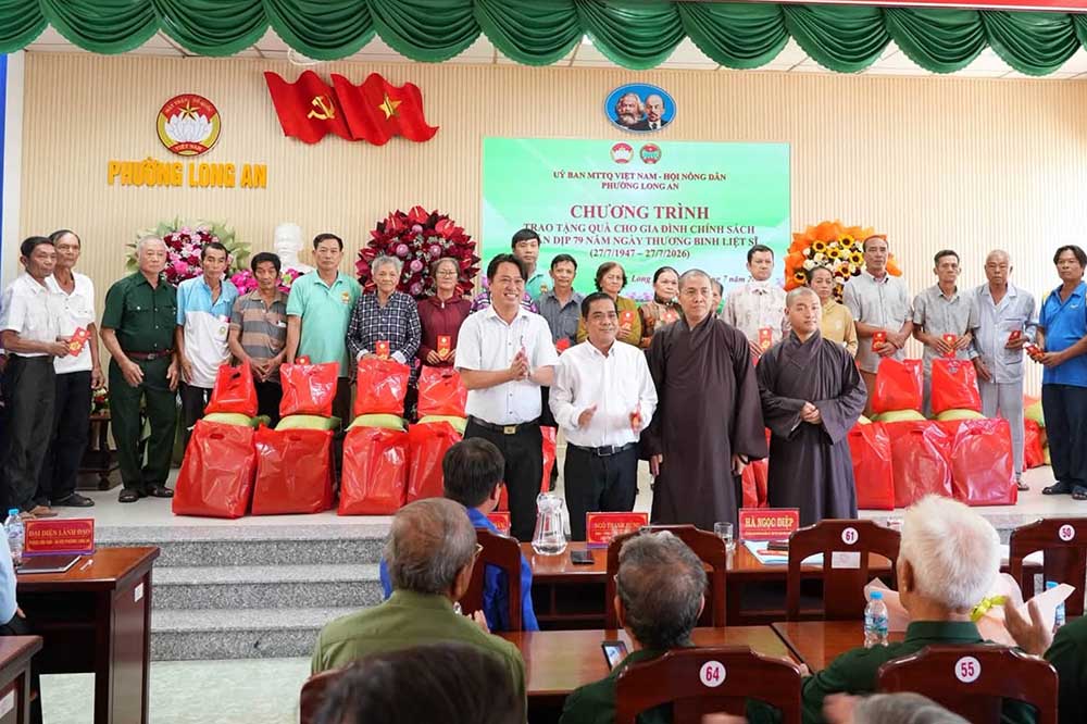 45 regalos fueron entregados a familias de políticas sociales en el distrito de Long An (provincia de Tay Ninh), contribuyendo a difundir la tradición de "Gratitud y reciprocidad". Foto: Centro de Servicios de Servicios Públicos del distrito de Long An