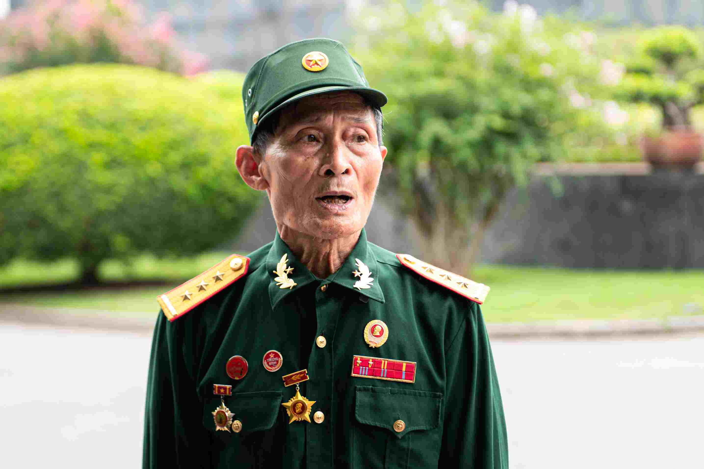 Trở lại Lăng Bác sau nhiều thập kỷ, cựu chiến binh Nguyễn Ngọc Bình không giấu được niềm xúc động khi ôn lại những ký ức hào hùng của một thời chiến đấu. Ảnh: Phương Anh