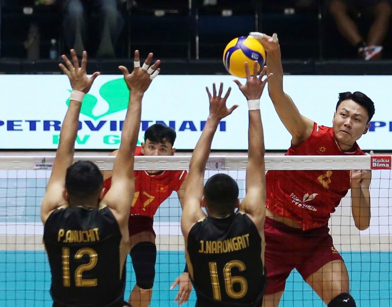 La selección masculina de voleibol de Vietnam se enfrenta a Tailandia en la primera ronda de la etapa 2 de la SEA V.Cup 2026. Foto: VFV