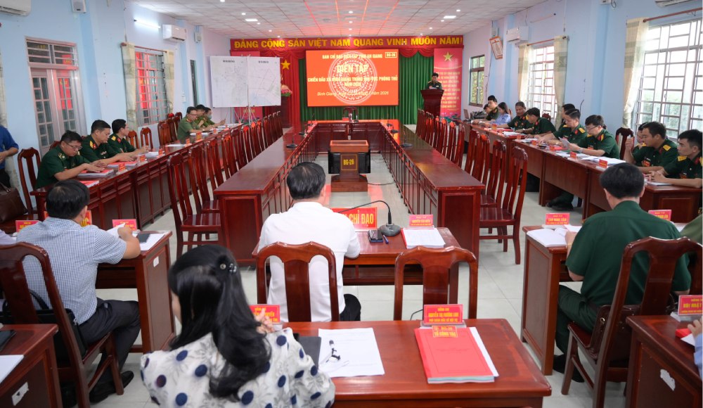 The exercise with the topic "Transferring armed forces to combat readiness states; transferring localities to defense states; organizing preparation and defense combat practice". Photo: Phuong Vu/ An Giang Military Command
