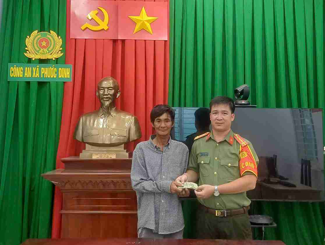 Functional agencies have received money handed over by 4 students after picking it up and verifying, returning it to the person who dropped it. Photo: Police provided