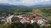 Rushing to complete the inter-level school in the border area of Thanh Hoa before the new school year. Photo: Quach Du