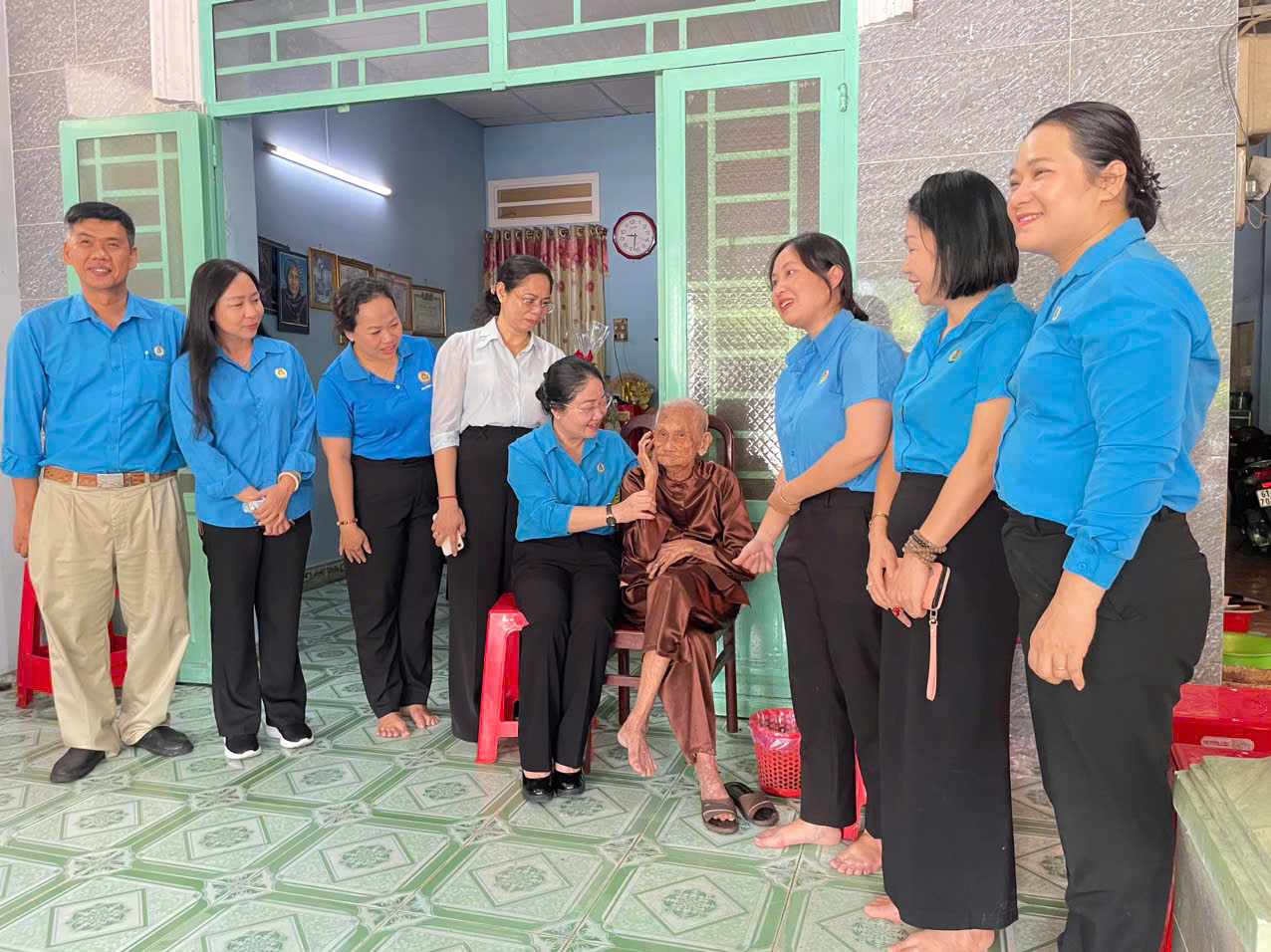 Đoàn ân cần hỏi thăm, chúc sức khỏe Mẹ Việt Nam Anh hùng Nguyễn Thị Rực. Ảnh: Công đoàn TPHCM cung cấp