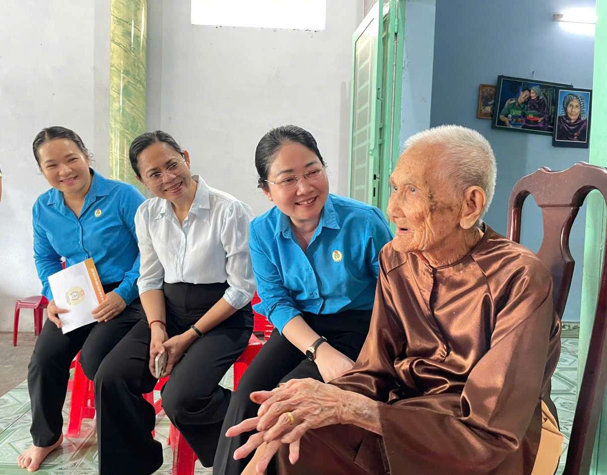 Ho Chi Minh City Trade Union visits Vietnamese Heroic Mother Nguyen Thi Ruc. Photo: Trade Union provided