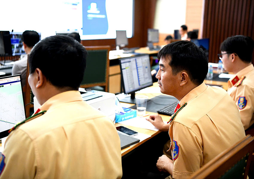 Qua dữ liệu từ hệ thống giám sát hành trình, cảnh sát giao thông phát biện nhiều tài xế lái xe kinh doanh vận tải có dấu hiệu điều khiển phương tiện quá giờ. Ảnh: Cục CSGT