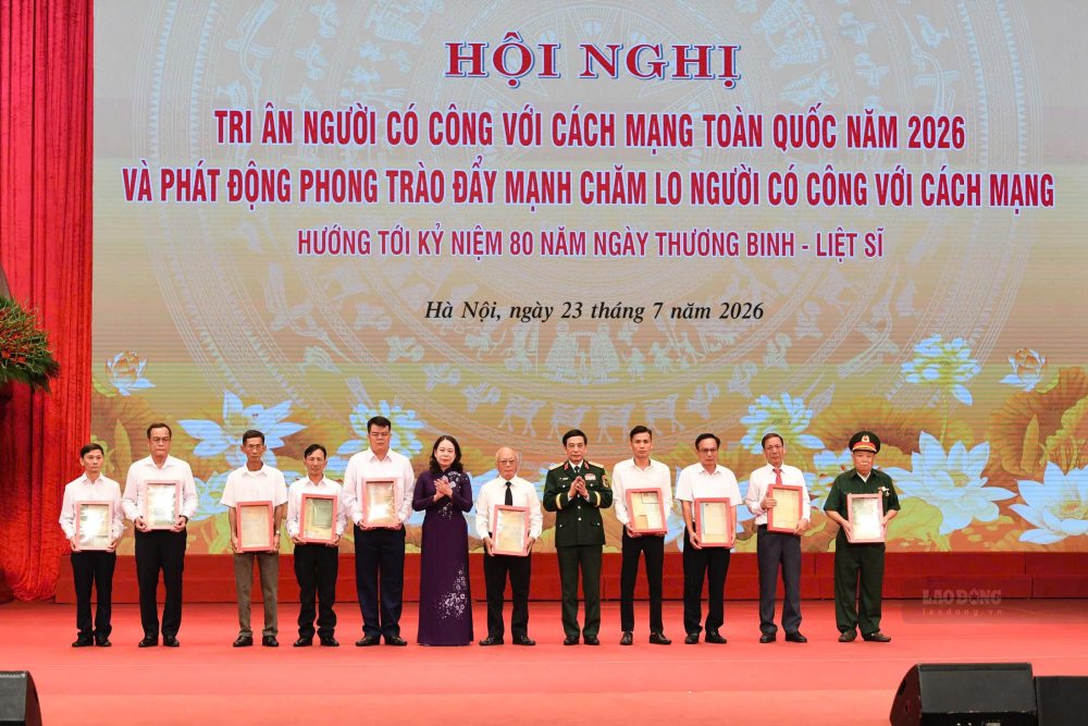 General Phan Van Giang - Member of the Politburo, Deputy Prime Minister, Minister of National Defense and Secretary of the Party Central Committee, Vice President Vo Thi Anh Xuan present martyrs' memorabilia to families. Photo: Hai Nguyen