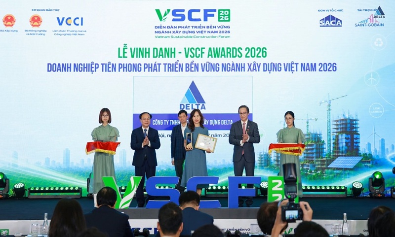 Ms. Nguyen Thi Hoa representing Delta Group receives the title at the honoring stage of the Vietnam Construction Industry Sustainable Development Forum. Photo: Delta Group