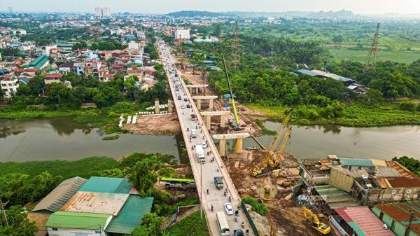 Accélérer la construction du nouveau pont Mai Lĩnh, en espérant dégager les embouteillages sur la route nationale 6. Photo: Hùng Thái