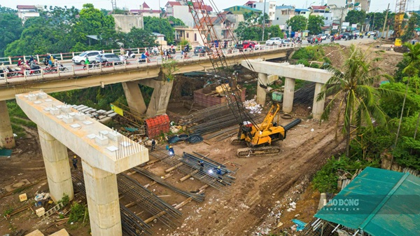 Nhiều hạng mục cầu Mai Lĩnh mới hoàn thành sau gần một năm thi công. Ảnh: Hùng Thái