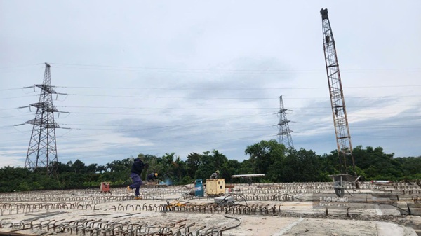 Cầu Mai Lĩnh mới trên Quốc lộ 6 tăng tốc thi công, phấn đấu thông xe trước Tết. Ảnh: Minh Hạnh