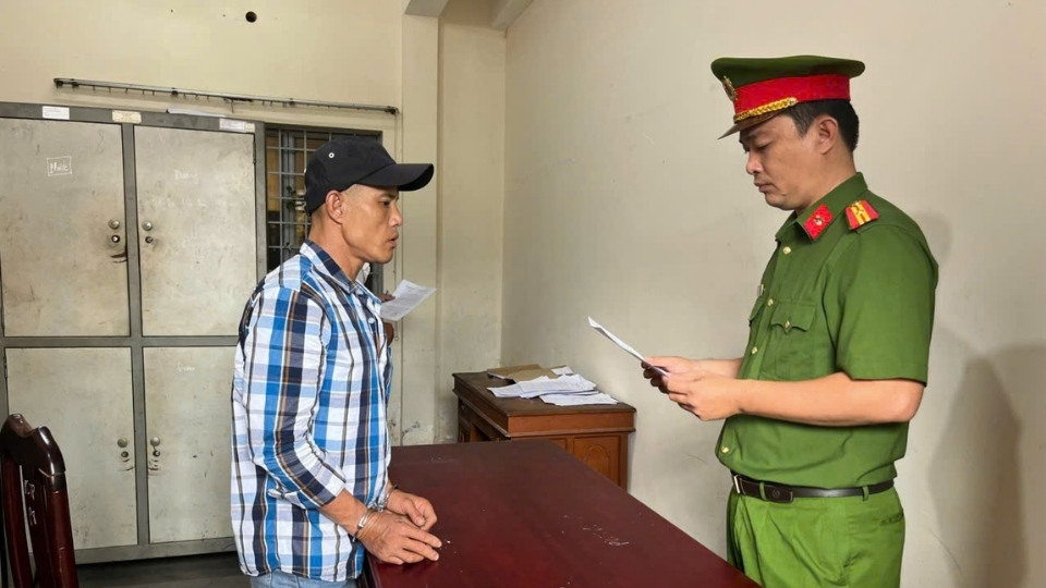 El sujeto Trần Nguyễn Hoàng Vũ fue detenido temporalmente después de reutilizar ilegalmente drogas. Foto: Portal de Información Electrónica de la Policía de Vĩnh Long