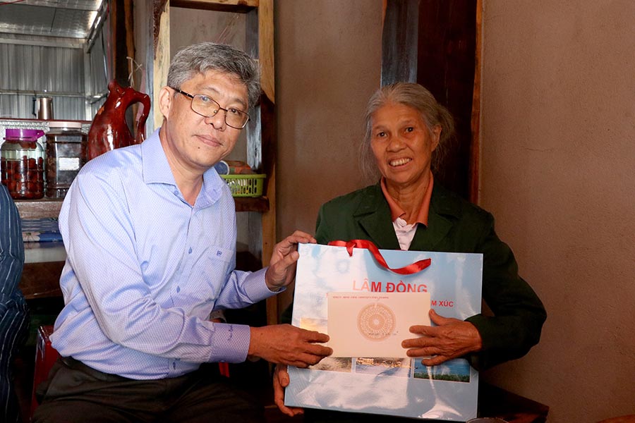 Phó Chủ tịch UBND tỉnh Lâm Đồng Nguyễn Minh thăm bà Trần Thị Tâm - vợ liệt sĩ Trần Đức Cảnh. Ảnh: Cổng TTĐT tỉnh Lâm Đồng