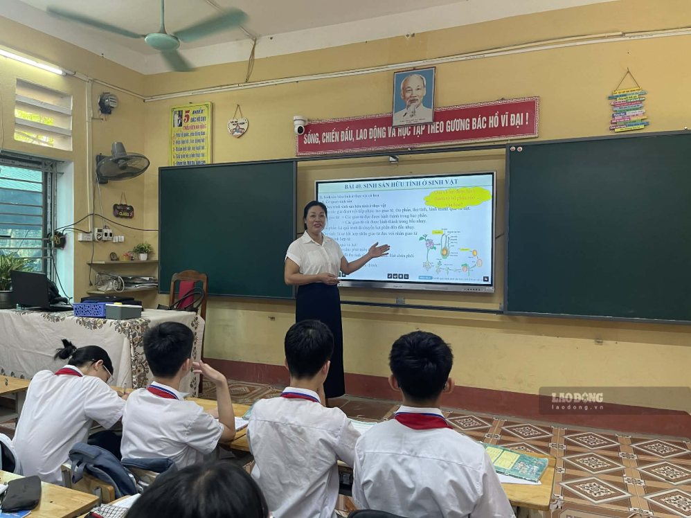 Many people are interested in allowances for teachers in difficult areas. Photo: Xuyen Dong