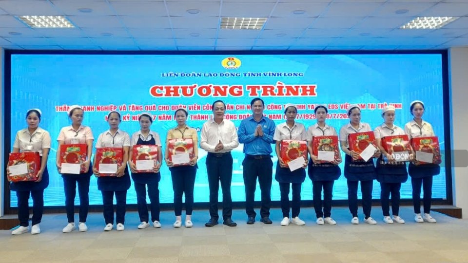Deputy Secretary of Vinh Long Provincial Party Committee Tran Lam Minh Dang presents gifts to union members and workers in difficult circumstances on the occasion of the 97th anniversary of the establishment of the Vietnam Trade Union. Photo: Hoang Loc
