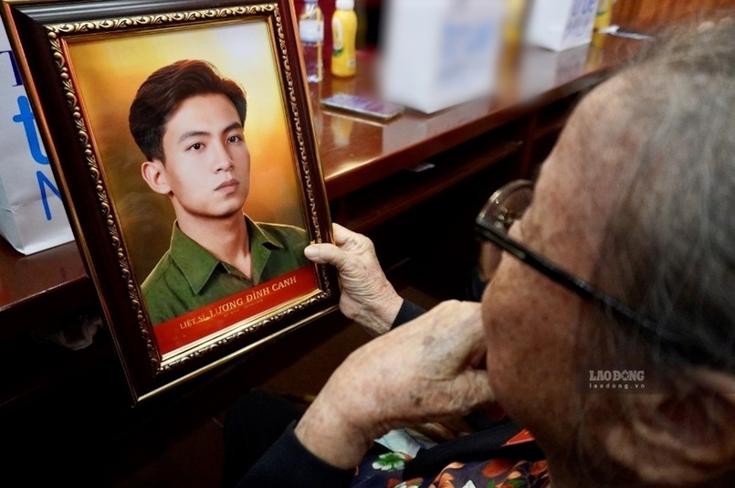 Touching image of a wife holding a martyr's portrait bursting into tears after about 60 years of separation. Photo: Nhu Quynh