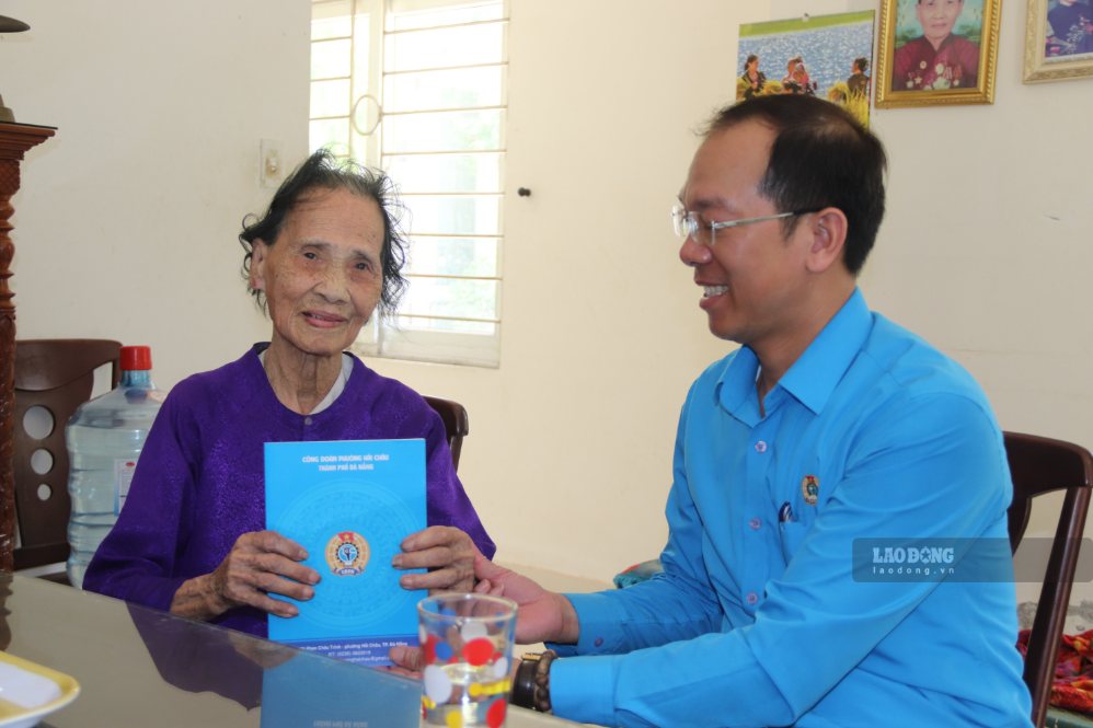 Mr. Nguyen Dinh Trung - Chairman of Hai Chau Ward Trade Union visits and inquires about health and presents gifts of gratitude to Vietnamese Heroic Mother Nguyen Thi Nhung. Photo: Nguyen Linh