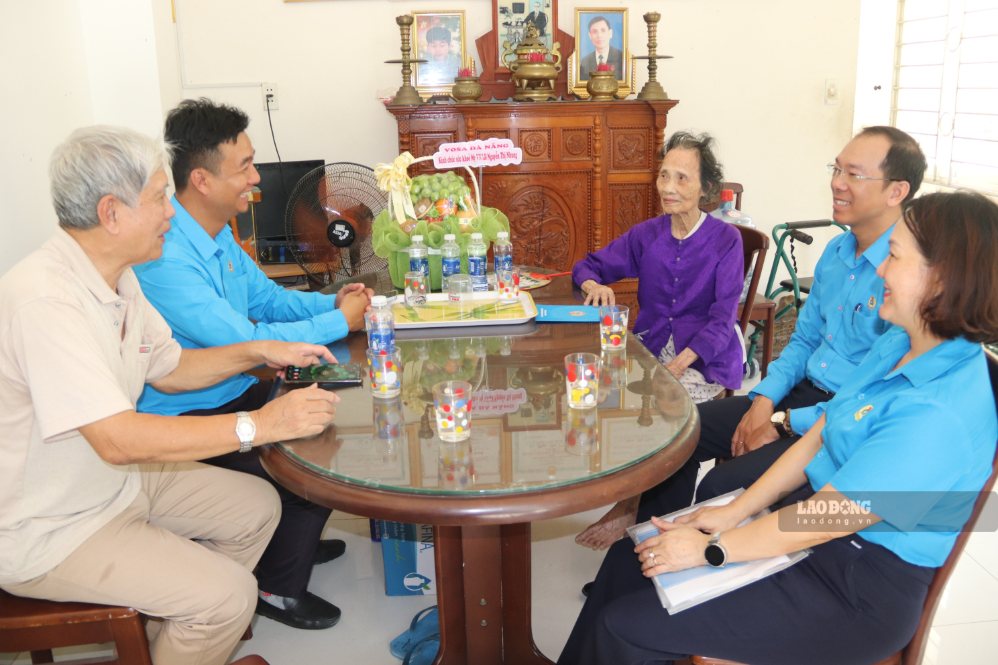 Niềm vui của Mẹ Việt Nam Anh hùng Nguyễn Thị Nhung khi đón đoàn công tác Công đoàn phường Hải Châu đến thăm hỏi. Ảnh: Nguyễn Linh