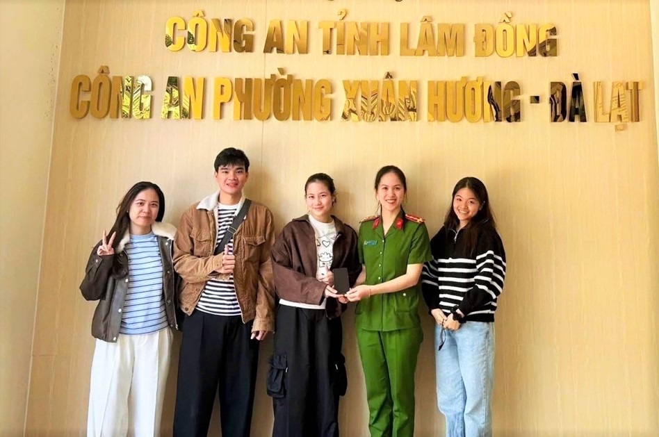 Xuan Huong Ward Police - Da Lat returned the phone to Ms. Nhi. Photo: Xuan Huong Ward Police - Da Lat