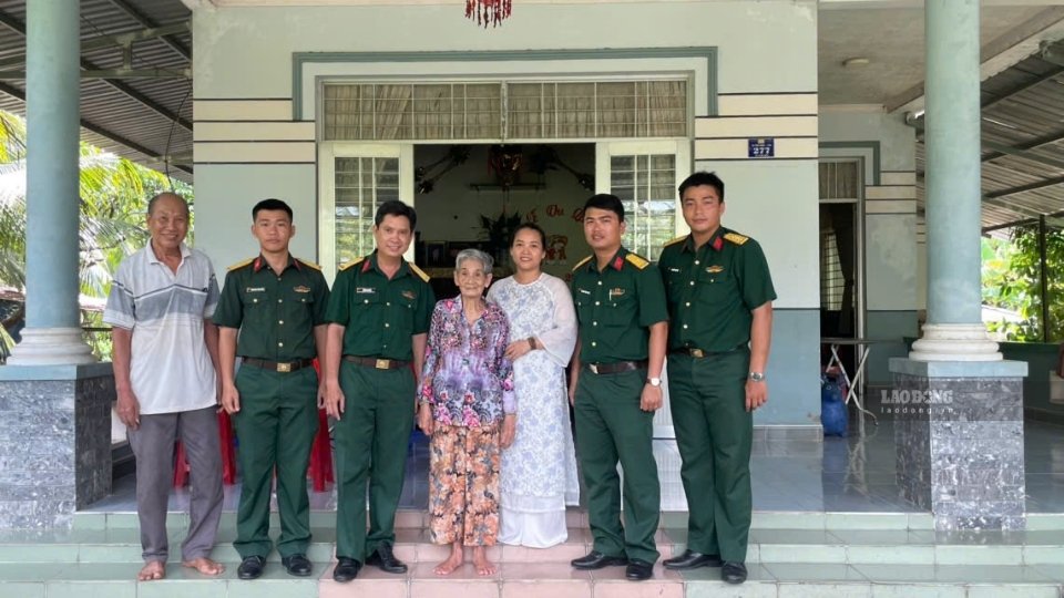 Cán bộ, chiến sĩ Tiểu đoàn 516 thăm hỏi, tặng quà Mẹ Việt Nam Anh hùng Võ Thị Nhứt nhân kỷ niệm 79 năm Ngày Thương binh - Liệt sĩ. Ảnh: Hoàng Lộc